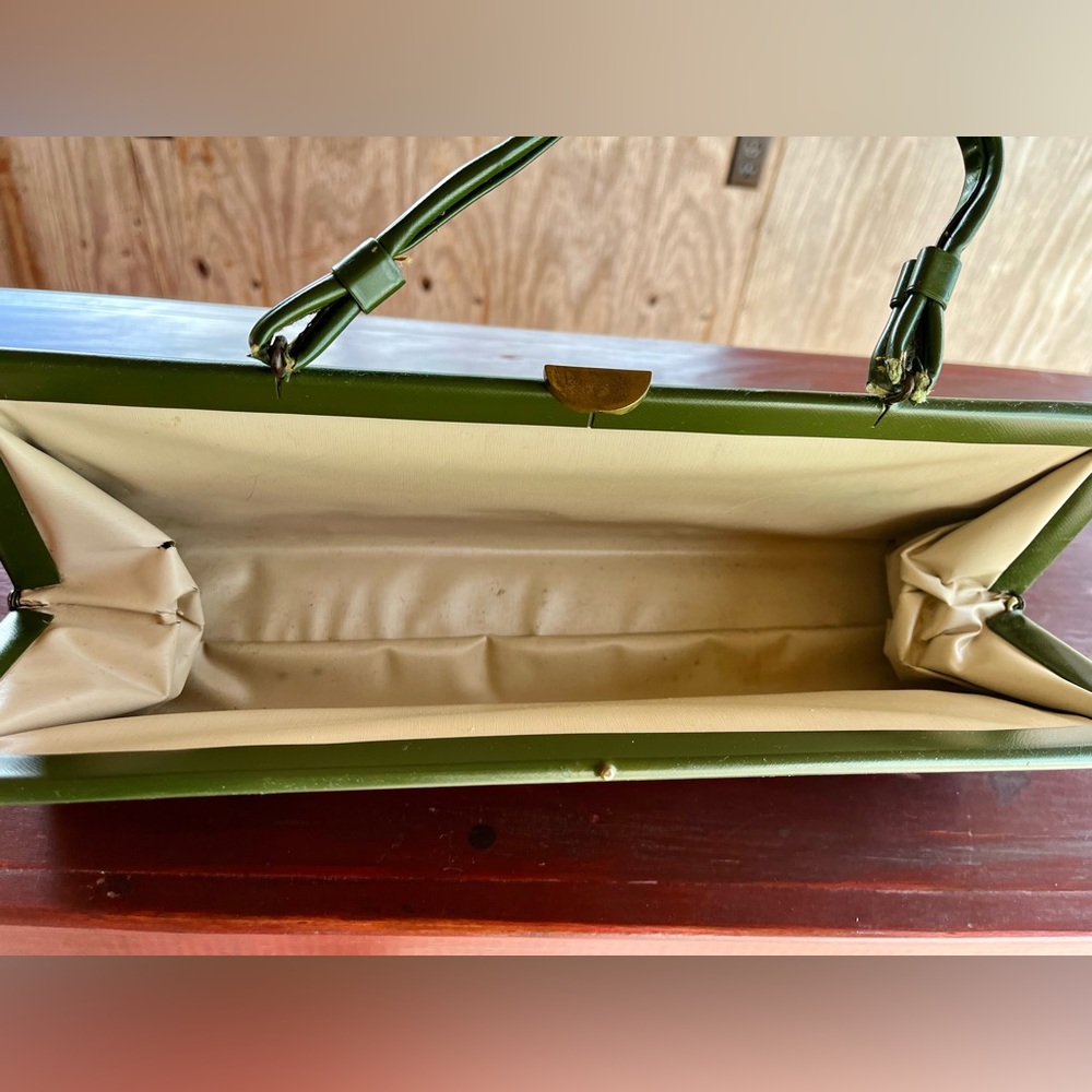 Vintage and rare long rectangular box purse in hunter green. - Picture 3 of 4